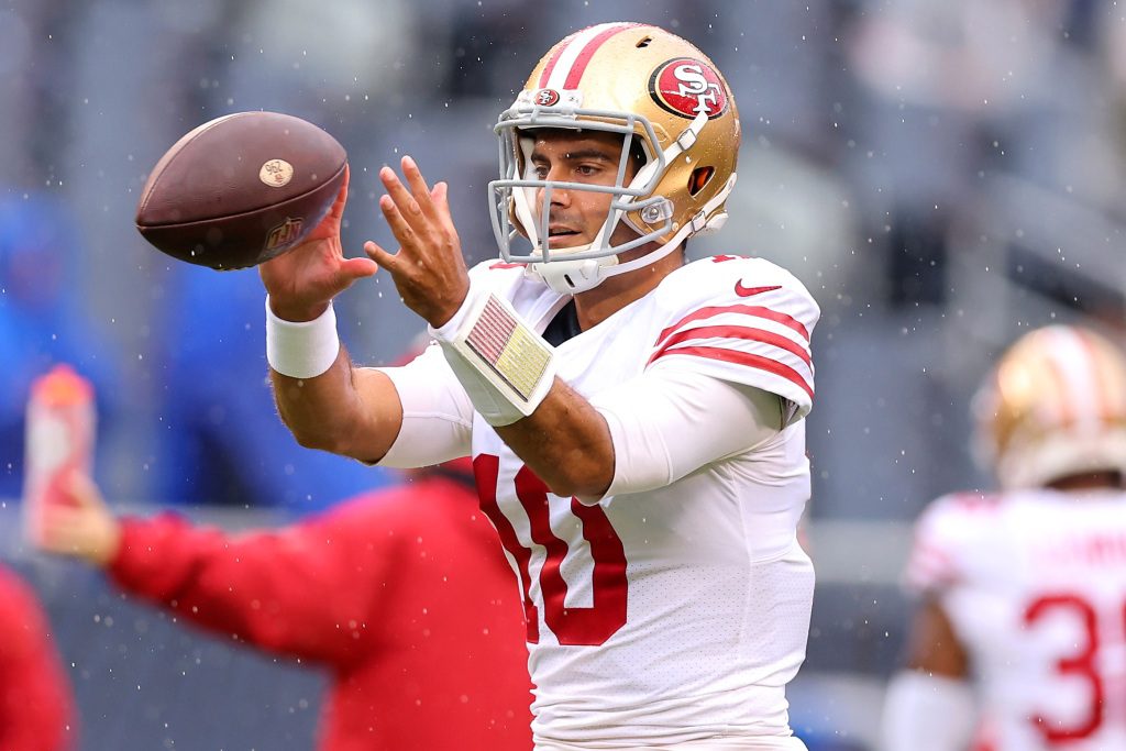 Jimmy Garoppolo przygotowuje się przed meczem 49 przeciwko Bears 11 września 2022 roku.