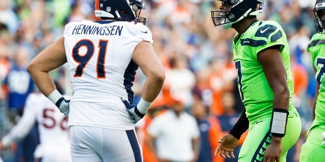 Rozgrywający Seahawks, Jeno Smith, świętuje po rzuceniu przyziemienia przeciwko Denver Broncos na Lumen Field, 12 września 2022 roku w Seattle.