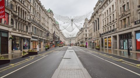 Regent Street w Londynie podczas epidemii.  Główna działka handlowa jest własnością Crown Estate.