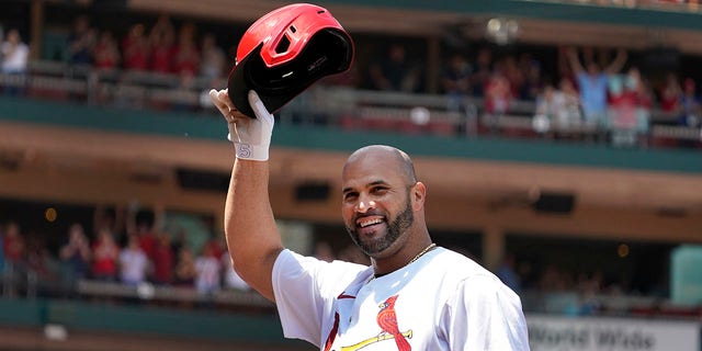 Albert Pujols z St. Louis Cardinals wznosi kapelusz po wygraniu Wielkiego Szlema podczas trzeciego meczu przeciwko Colorado Rockies 18 sierpnia 2022 roku w St. Louis. 