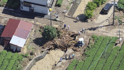 Drewno i gruz zostały zmiecione przez Tropical Storm Talas w Shimada w prefekturze Shizuoka w Japonii 24 września 2022 r.