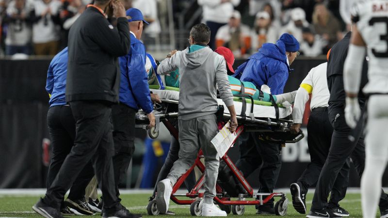 Tua Tagovailoa: Pomocnik Miami Dolphins zszedł z boiska na noszach podczas meczu z Bengalami