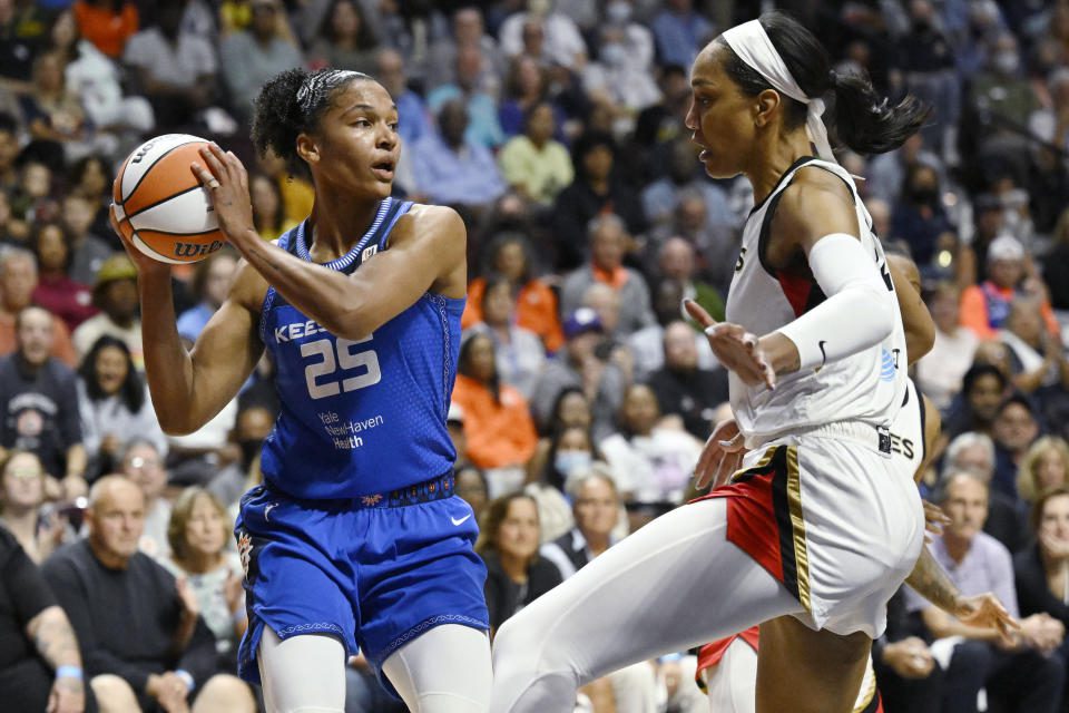 Alyssa Thomas z Connecticut Sun, po lewej, wydaje się pasować, gdy Aja Wilson z Las Vegas Ice broni podczas pierwszej rundy trzeciego meczu NBA Finals Series, czwartek, 15 września 2022 r., w Uncasville, Connecticut (AP) ( Zdjęcie/Jessica Hill)