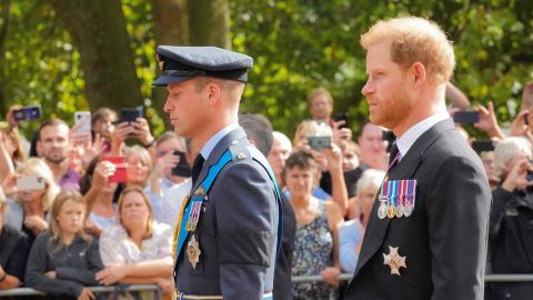 Książę William i książę Harry podążają za trumną królowej Elżbiety II podczas procesji w środę.