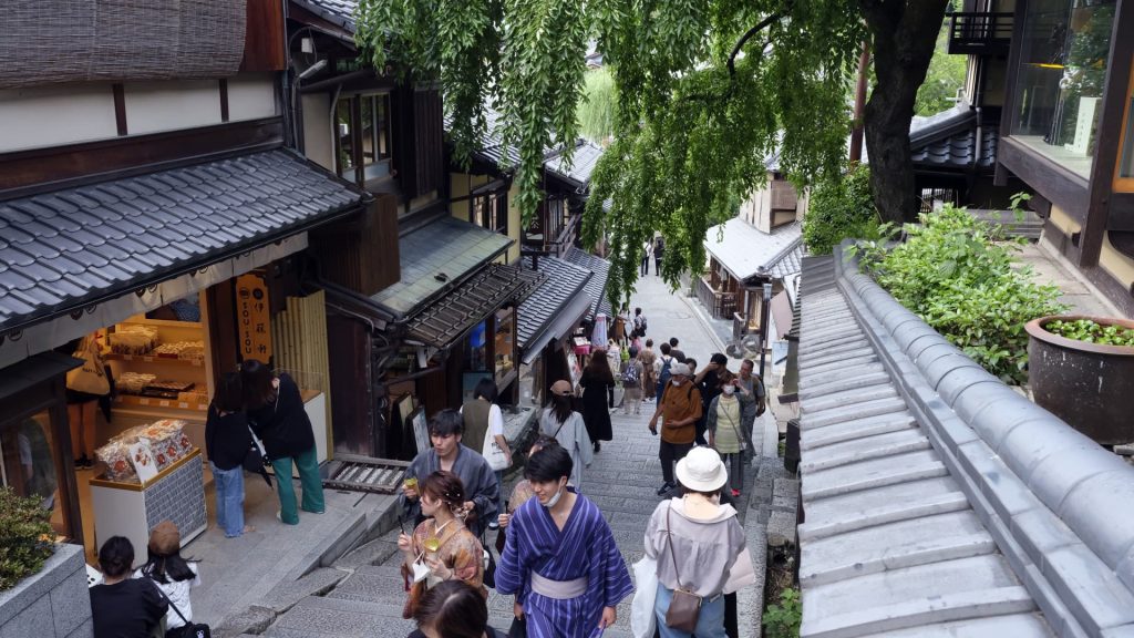 Japońskie akcje podróży rosną po raporcie o złagodzeniu przepisów
