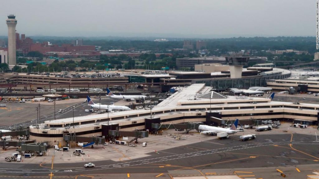 Lot United Airlines wykonał awaryjne lądowanie na lotnisku Newark w stanie New Jersey po przelocie nad Oceanem Atlantyckim