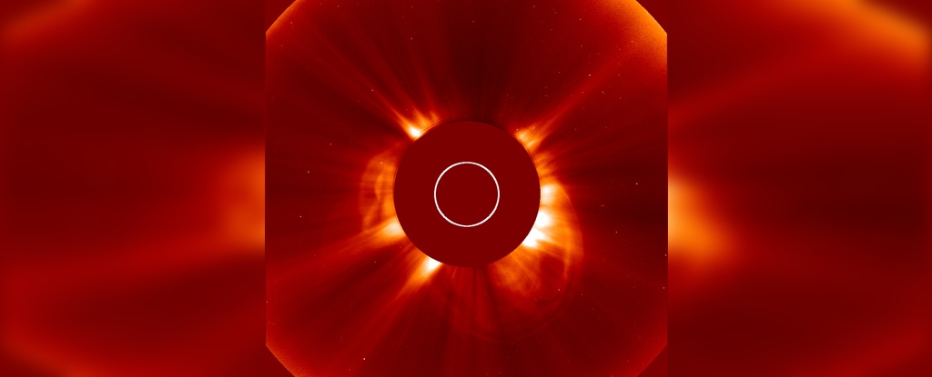 Potężna eksplozja słoneczna właśnie wybuchła po drugiej stronie Słońca: ScienceAlert