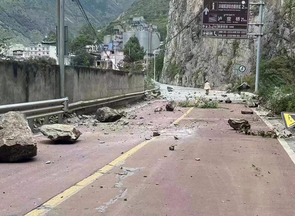 Trzęsienie ziemi w południowo-zachodnich Chinach zabija 21 osób i powoduje osuwiska
