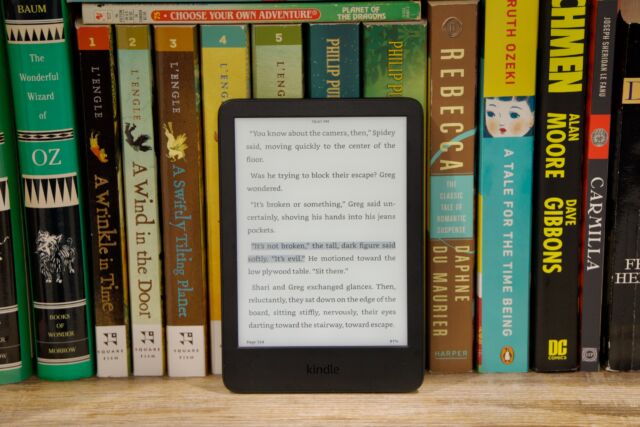 Nowy Kindle o wartości 100 USD to najlepszy model podstawowy w historii Amazona, chociaż nadal musi żyć w cieniu Paperwhite. 