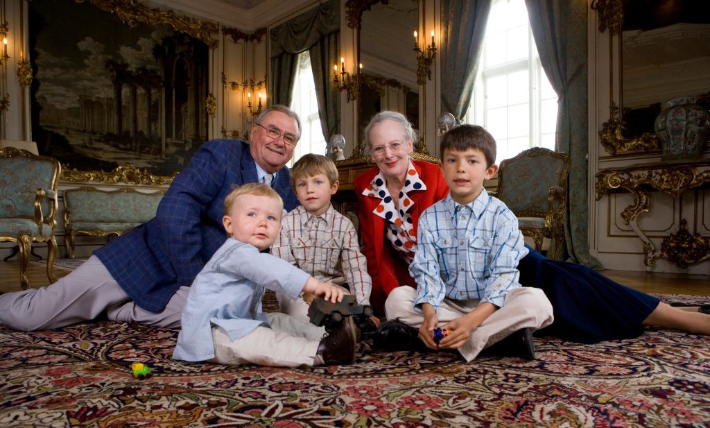 Duńska królowa Małgorzata i Bryce Henrik z wnukami (od lewej) Prince Christian, Prince Felix i Prince Nikolai na zamku Fredensborg w Fredensburgu, Dania, 2 czerwca 2007 r.