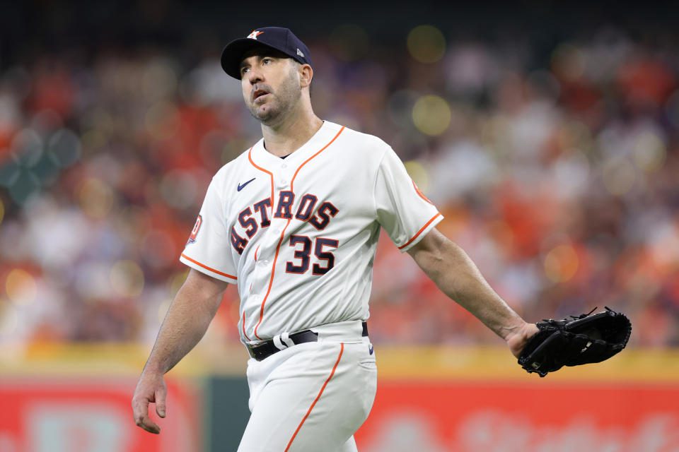 HOUSTON, TX - 11 października: Justin Verlander # 35 Houston Astros odpowiada przeciwko Seattle Mariners podczas trzeciej rundy gry 1 Major League Series w Minute Maid Park w dniu 11 października 2022 r. w Houston w Teksasie.  (Zdjęcie: Carmen Mandato/Getty Images)