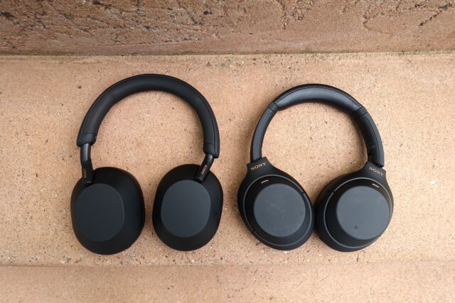 Bezprzewodowe słuchawki z redukcją szumów Sony WH-1000XM5 (po lewej) i WH-1000XM4 (po prawej).  Sony obiecuje aktywną redukcję szumów i jakość dźwięku dzięki XM5s.