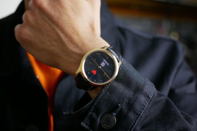 Seria Garmin Vivomove wykorzystuje tradycyjny design zegarka z futurystycznymi motywami.