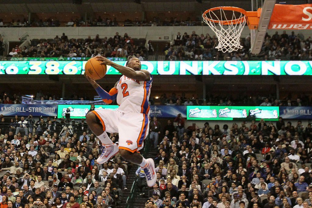 Nate Robinson #2 z New York Knicks próbuje wsadu podczas zawodów Sprite Slam Dunk na All-Star Saturday Night.