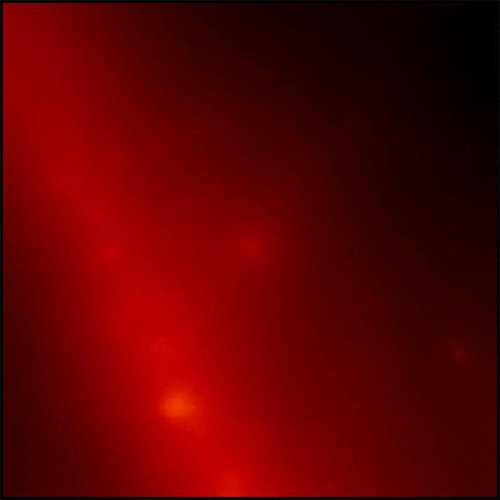 Gif pokazuje słabą czerwoną kropkę w przestrzeni, która nagle świeci jasno