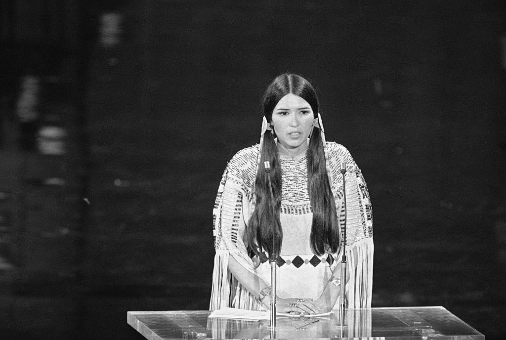 Sacheen Littlefeather skłamała o pochodzeniu rdzennych Amerykanów, mówią siostry - Rolling Stone