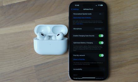 AirPods Pro obok iPhone'a wyświetla panel Ustawienia.