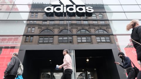 Adidas powiedział, że poniesie znaczną stratę w czwartym kwartale z powodu zerwania więzi z Yi. 