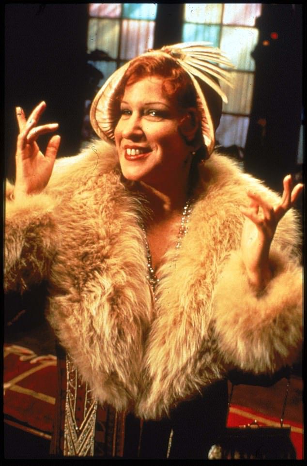 Mama Rose: Adele powiedziała, że ​​gdyby była jedna rola, która mogłaby przyciągnąć ją na scenę, byłaby to Mama Rose Cyganki, ale powiedziała, że ​​jej przyjaciółka, Bette Midler, która zagrała w filmie telewizyjnym z 1993 roku, powiedziała jej, że nie będzie w stanie Zatrzymaj to.  Bądź na bieżąco z harmonogramem na Broadwayu 