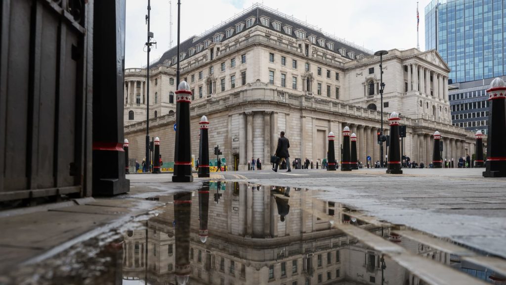 Bank of England wzmacnia bodźce kryzysowe, aby złagodzić zawirowania na rynku