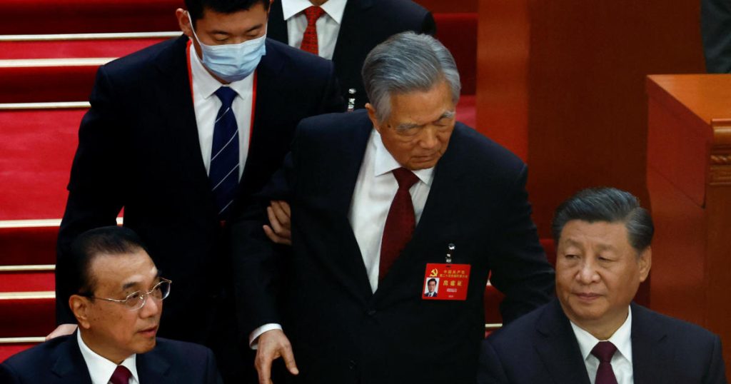 Były prezydent Chin Hu Jintao zostaje niespodziewanie wyprowadzony z kongresu Partii Komunistycznej, jak uważa przywódca Xi Jinping