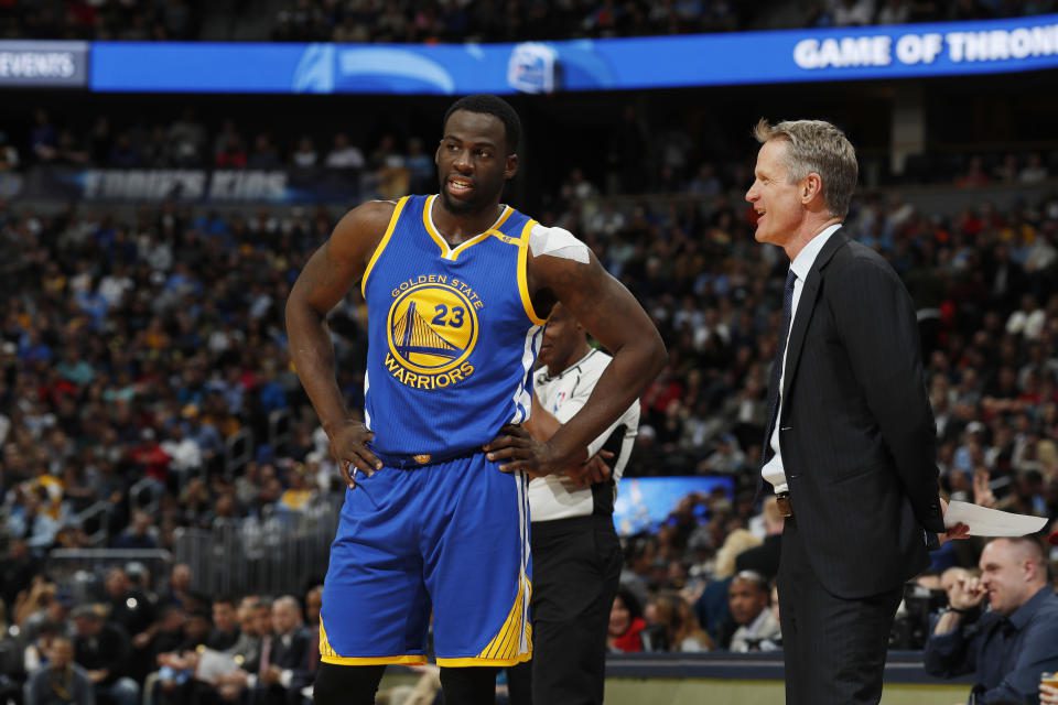 Napastnik Golden State Warriors Draymond Green (23) i trener Golden State Warriors Steve Kerr podczas pierwszej połowy meczu koszykówki NBA, który odbył się w poniedziałek 13 lutego 201 roku w Denver.  (AP Photo/David Zalubowski)