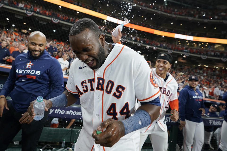 Jordan Alvarez (44) z Houston Astros świętuje ze swoimi kolegami z drużyny po trzech rundach biegania u siebie przeciwko Seattle Mariners podczas dziewiątej rundy meczu 1 meczu Major League Baseball w Houston, wtorek, 11 października 2022 r. (AP Photo / David J. Phillip).