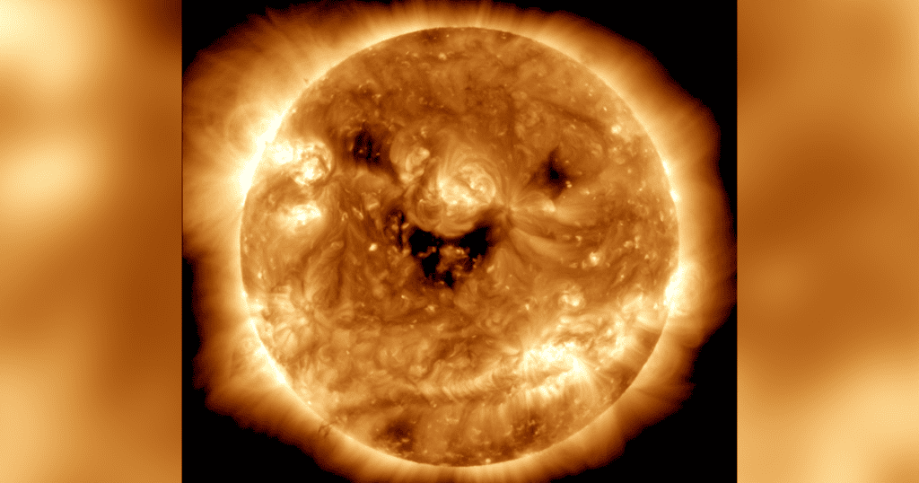 NASA zrobiła zdjęcie gigantycznej dyni kosmicznej.  To jest nauka stojąca za „uśmiechniętym” słońcem.
