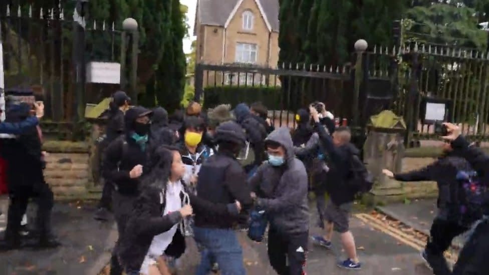 Protestujący z Hongkongu zaatakował teren chińskiego konsulatu w Manchesterze i został pobity