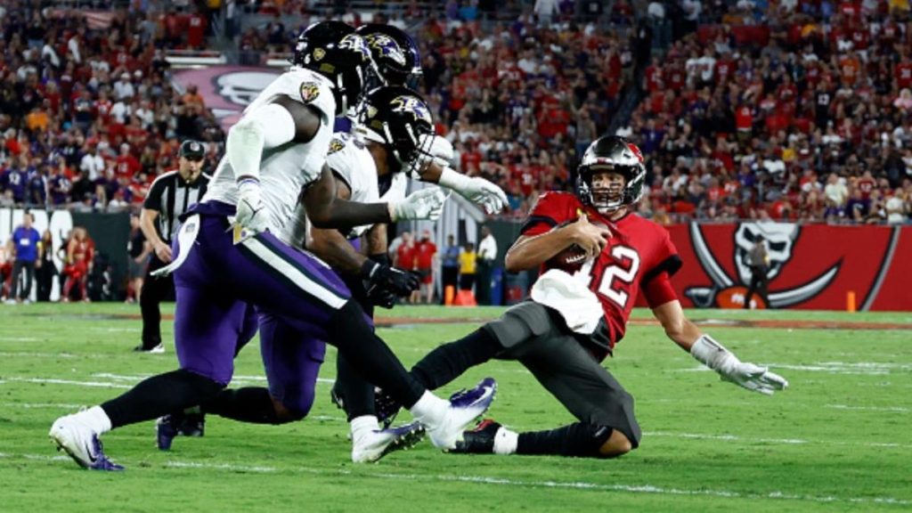 Ravens Points vs. Pirates, Fast Food: Baltimore daje Tomowi Brady'emu swój pierwszy ślizgacz z trzema grami od 2002 roku