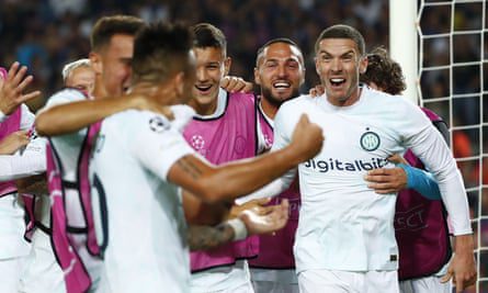 Ruben Goossens (z prawej) świętuje z kolegami z drużyny po strzeleniu trzeciego gola dla Interu w kontrataku.