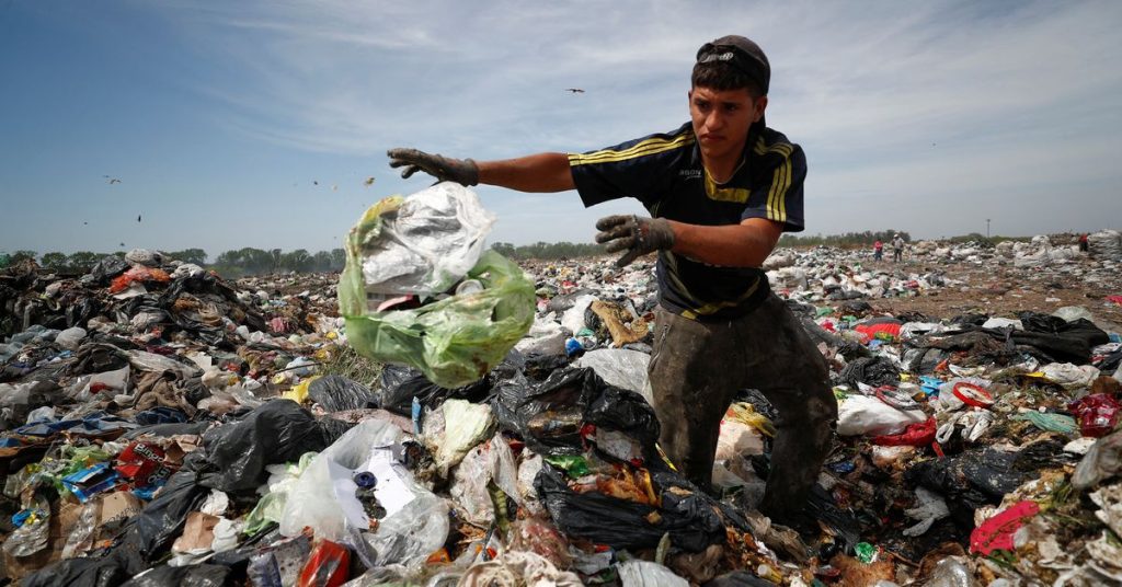 Udając się na wysypiska śmieci, aby przetrwać, Argentyńczycy odczuwają ból inflacji na poziomie 100%.