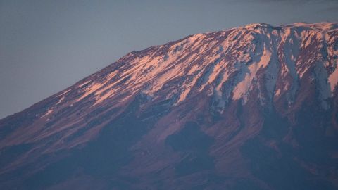 Ośnieżona góra Kilimandżaro o wschodzie słońca w 2021 r. UNESCO informuje, że lodowce w Liście Światowego Dziedzictwa zrzucają rocznie około 58 miliardów ton lodu.