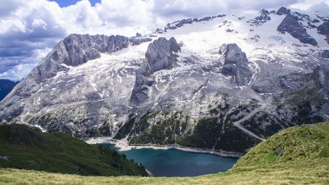 Szczyt Punta Roca jest widoczny po zawaleniu się części lodowca Marmolada we włoskich Alpach przy rekordowych temperaturach w lipcu.