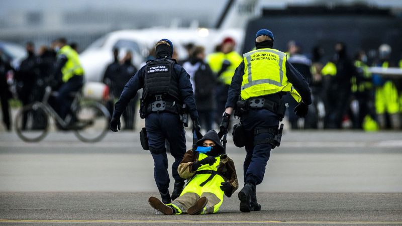 Protesty klimatyczne w Amsterdamie: aktywiści zamykają pas startowy na lotnisku Schiphol