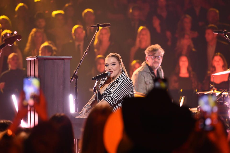 Elle King i Patrick Carney z The Black Keys występują na scenie podczas 56. dorocznej gali CMA Awards (Zdjęcie: ABC przez Getty Images)