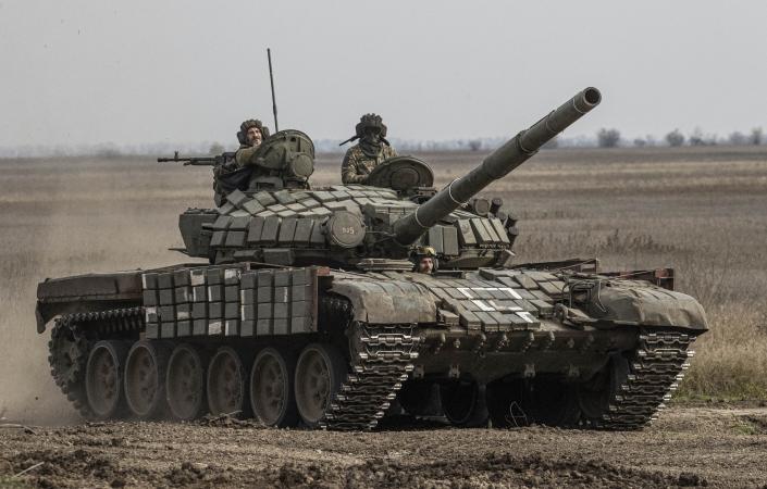 Ukraiński czołg kontynuuje ruch wojskowy Sił Zbrojnych Ukrainy w kierunku Frontu Chersonskiego na Ukrainie 9 listopada 2022 r.