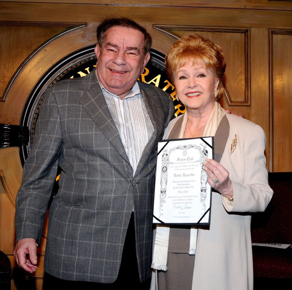 Freddy Roman i aktorka Debbie Reynolds w Friar's Club w 2009 roku.