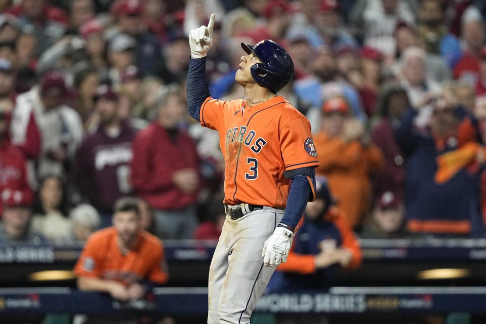 Jeremy Pena z krótkim stoperem Astros świętuje swój home run podczas czwartej rundy Mistrzostw Świata Game 5. (AP Photo/David J. Phillip)