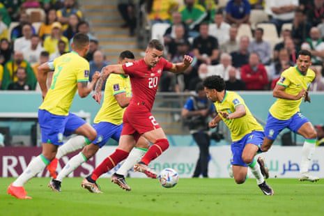 Sergej Milinković-Savic otoczony przez brazylijskich obrońców.