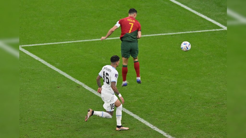 Czy Cristiano Ronaldo strzelił piłkę w pierwszym golu Portugalii przeciwko Urugwajowi?  Obejrzyj wideo