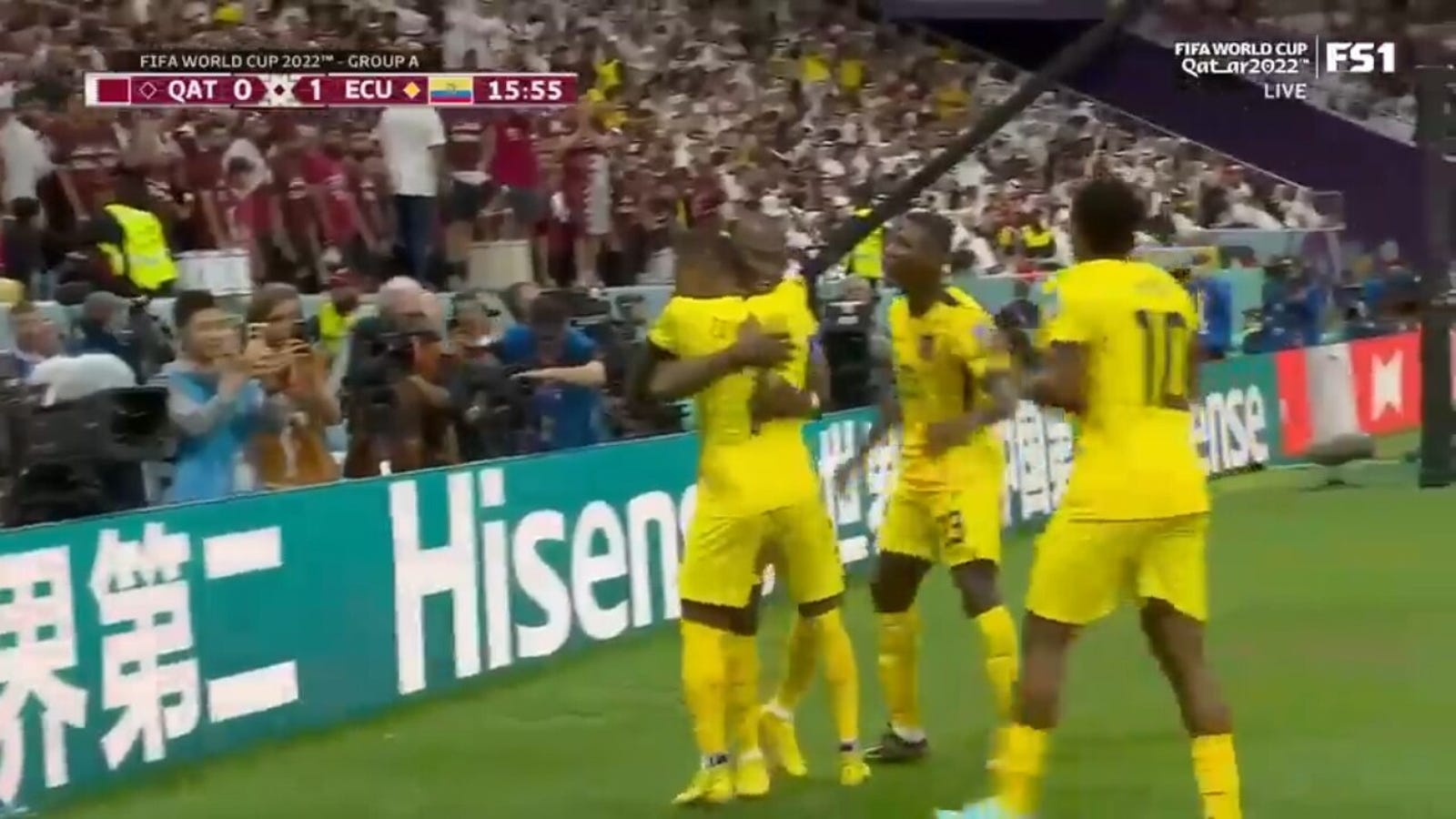 Ener Valencia z Ekwadoru fauluje w polu karnym i strzela gola w meczu z Katarem 