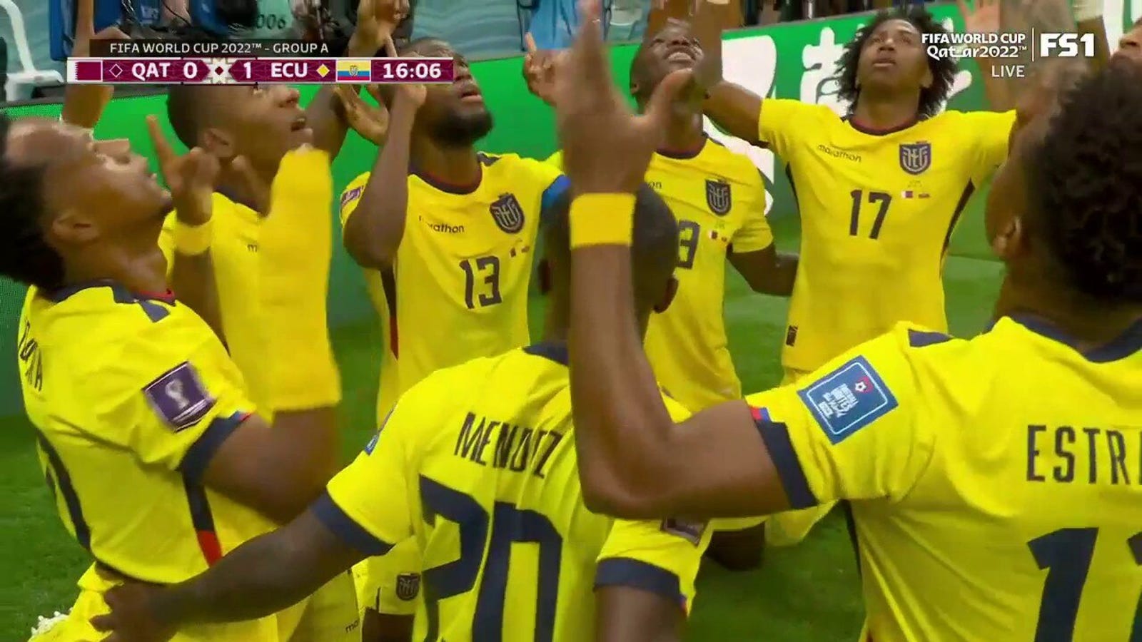 Ener Valencia z Ekwadoru zdobywa gola przeciwko Katarowi w 15. minucie  Mistrzostwa Świata 2022