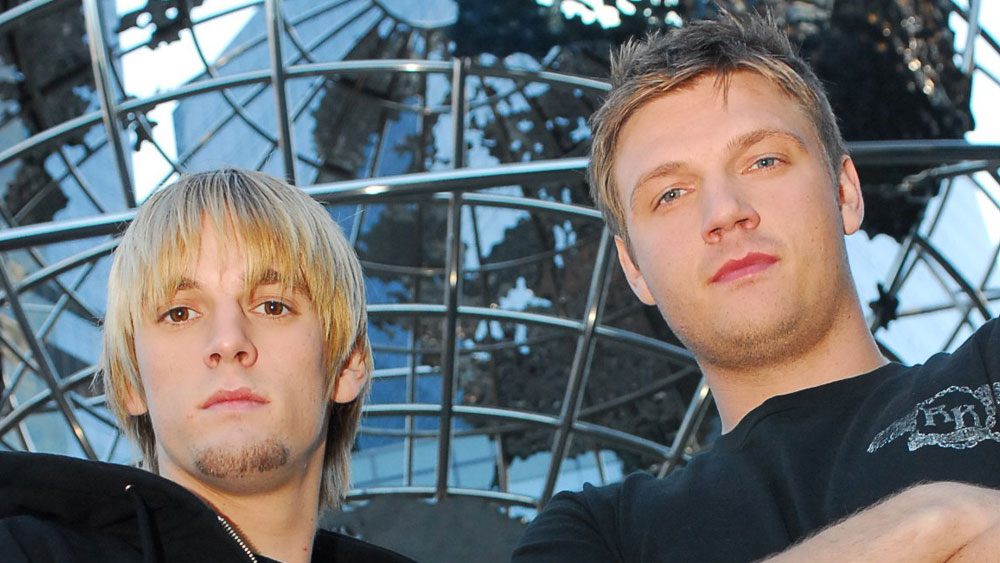 Nick Carter zalewa się łzami, gdy wspomina brata Aarona podczas imprezy Backstreet Boys - Termin