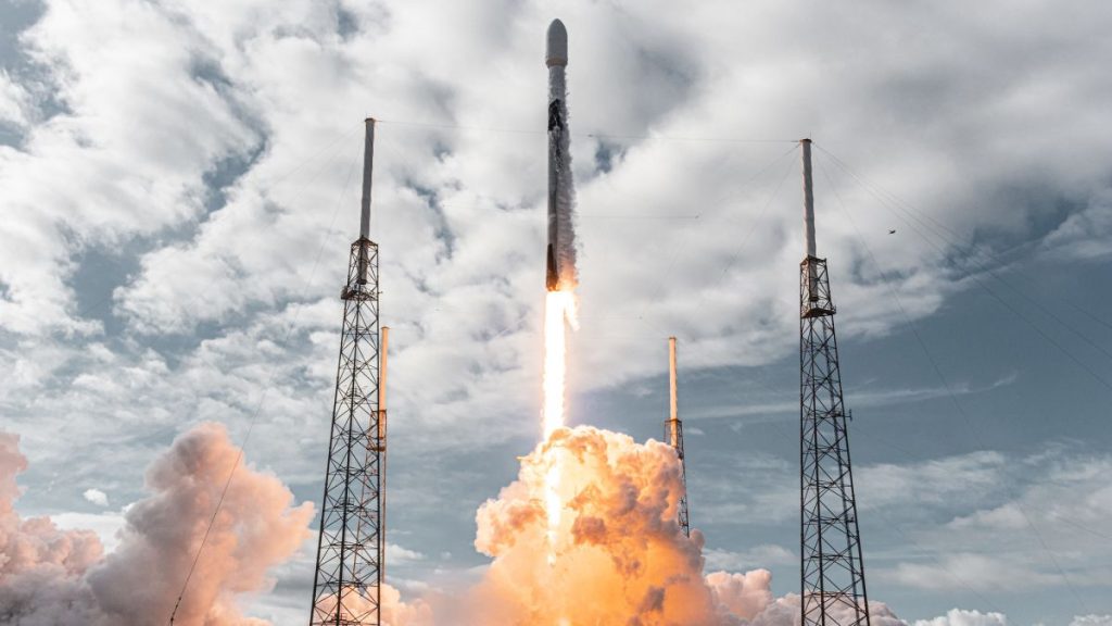 Zobacz, jak SpaceX wystrzeliwuje nowego satelitę komunikacyjnego we wtorek (22 listopada)
