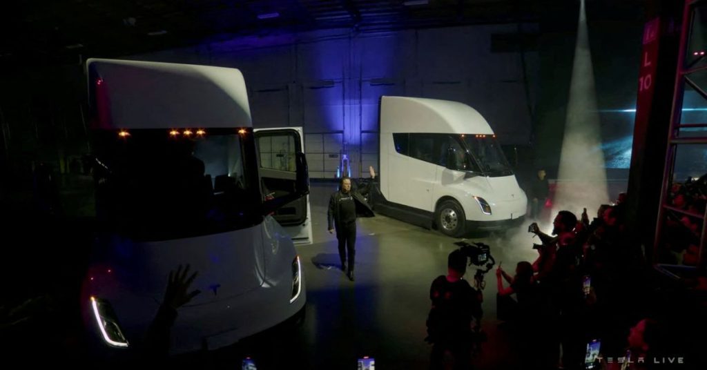Musk dostarcza pierwszą ciężarówkę Tesli, ale bez aktualizacji produkcji i cen