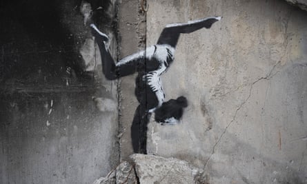 Wzornik przedstawiający gimnastyczkę stojącą na rękach na ścianie budynku