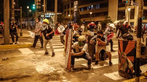 Demonstranci starli się z policją w Limie, stolicy Peru, w poniedziałek.