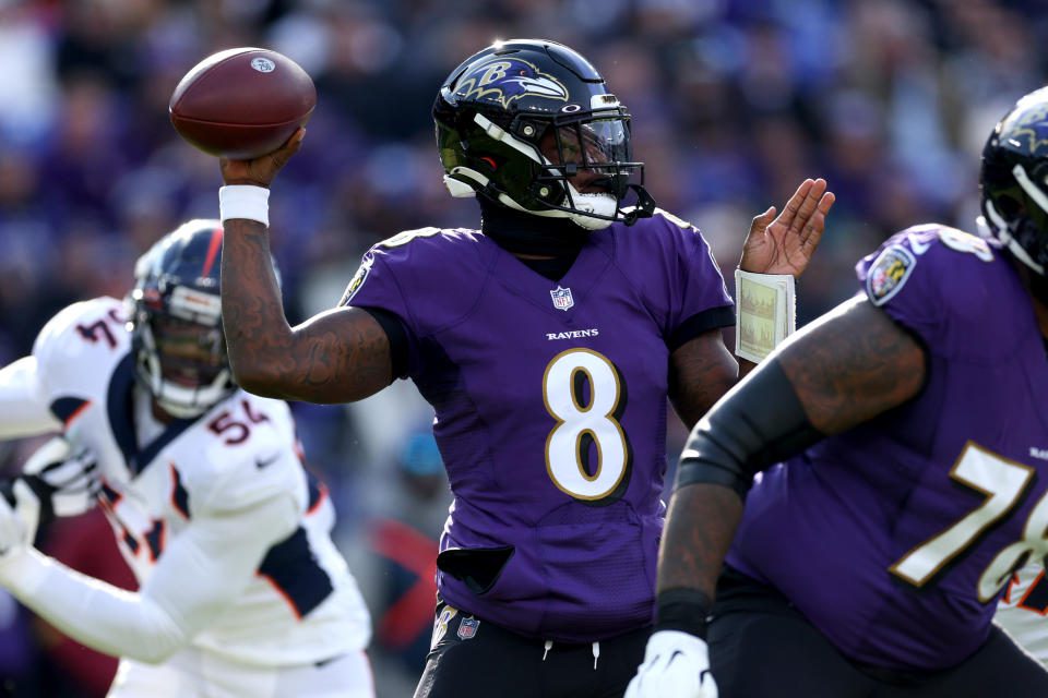 Rozgrywający Ravens, Lamar Jackson, opuścił niedzielny mecz przeciwko Broncos z powodu kontuzji.  (Zdjęcie: Rob Carr/Getty Images)
