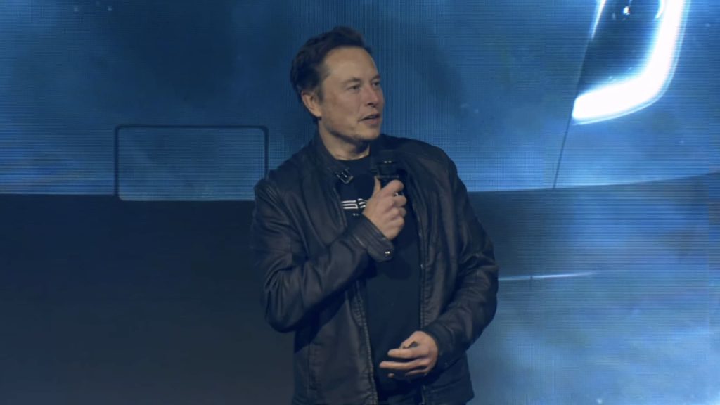 Prezes Tesli, Elon Musk, rozpoczyna pierwsze dostawy półciężarówek